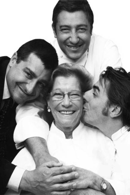 <p><strong>Montserrat Fontané</strong><span> rodeada de sus tres hijos. </span><br /> <span>Ella es la pieza clave que encontramos tras la vocación de los tres hermanos; cocinar con respeto, con cariño y con generosidad es la principal enseñanza que les ha transmitido.</span></p>