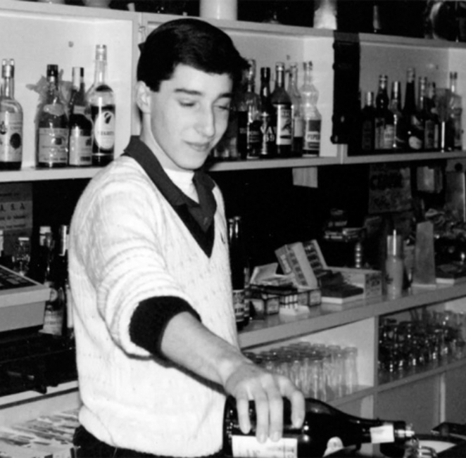 <p><strong>Joan</strong><span> tras la barra de </span><strong>Can Roca</strong><span>. El bar de los padres era la sala de estar, el espacio donde jugaban, hacían los deberes, miraban la televisión,… al tiempo que se esparcían por el aire los aromas de los guisos de la madre </span><strong>Montse</strong><span> y la iaia </span><strong>Angeleta</strong><span>.</span></p>