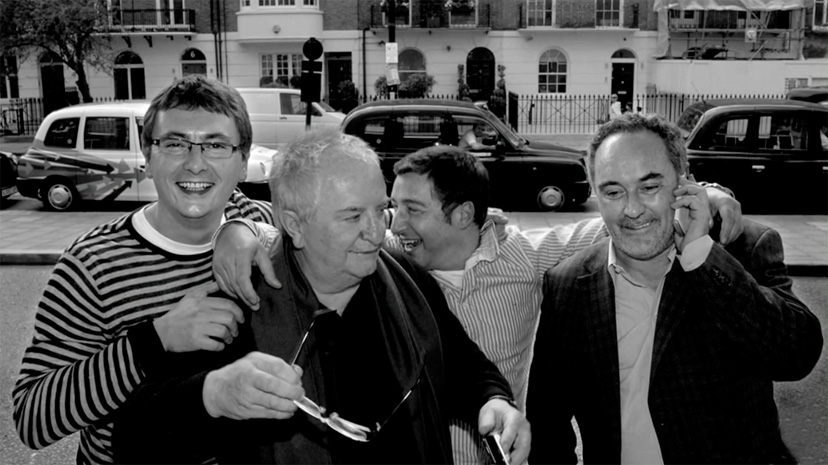 <p><strong>Joan Roca</strong><span> en Londres con </span><strong>Adrià</strong><span>, </span><strong>Aduriz<span> </span></strong><span>y </span><strong>Arzak</strong><span> antes de asistir a la ceremonia de los premios </span><em>The World’s 50 Best Restaurants</em><span> de 2009, en que los cuatro figuraban entre los diez primeros de la lista. Actualmente, las cocinas catalana y vasca comparten puestos de privilegio entre las preferencias gastronómicas del mundo.</span></p>