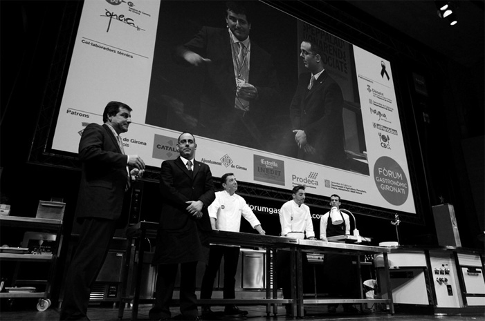 <p><span>El trabajo de divulgación toma importancia en </span><strong>El Celler, </strong><span>en tanto permite establecer diálogos entre los diferentes agentes que intervienen en el mundo gastronómico. Los</span><strong><span> </span>Roca</strong><span> viajan constantemente por todo el mundo a explicar su cocina en congresos, demostraciones o cursos: de Seul a Harvard, de Lima a París, de Donostia a Girona. En la foto, en el </span><em>Fòrum Gastronòmic 2011</em><span> de Girona, con </span><strong>Manuel Angosto</strong><span>, somelier del restaurante.</span></p>