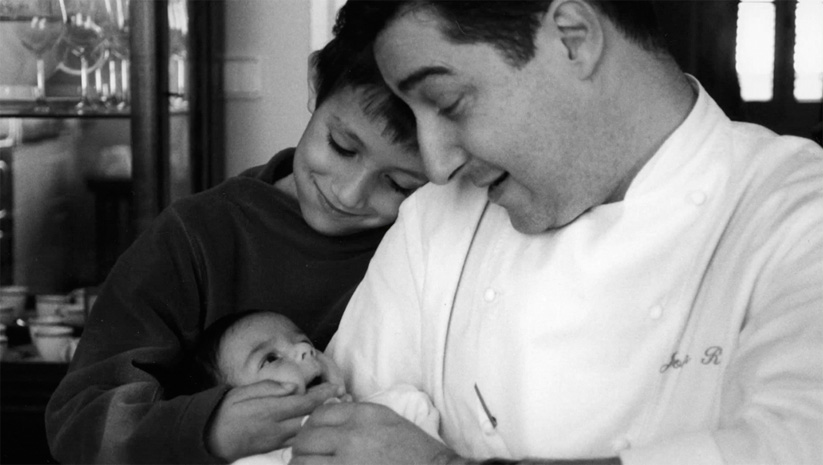 <p><strong>Joan<span> </span></strong><span>con sus hijos: </span><strong>Marc</strong><span> y </span><strong>Marina</strong><span>. Desde muy pequeño, empujado por el ejemplo de su madre y de la <em>iaia</em> </span><strong>Angeleta</strong><span>, </span><strong>Joan</strong><span> decidió que quería ser cocinero. Con nueve o diez años empezó a cocinar y ayudaba a sus padres en el restaurante por las tardes y los fines de semana.</span></p>