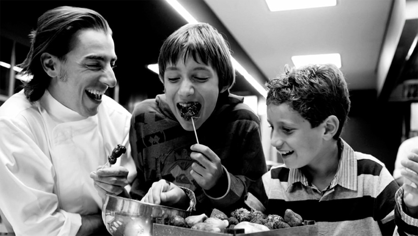 <p><strong>Jordi</strong><span> jugando en la cocina de </span><strong>El Celler</strong><span> con sus sobrinos: </span><strong>Marc</strong><span>, hijo de </span><strong>Joan</strong><span>, y </span><strong>Martí</strong><span>, hijo de </span><strong>Josep</strong><span>. Sólo el tiempo dirá si están llamados a tomar el relevo.</span></p>