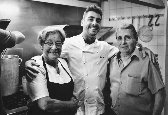 <p><strong>Josep Roca</strong><span> y </span><strong>Montserrat Fontané</strong><span>, los padres, con </span><strong>Jordi</strong><span> en la cocina de</span><strong><span> </span>Can Roca</strong><span>. Cada día, la cincuentena de trabajadores de </span><strong>El Celler</strong><span> recorren puntualmente a las doce los cien metros que separan el restaurante de</span><strong><span> </span>Can Roca</strong><span> para ir a comer al bar de los padres.</span></p>