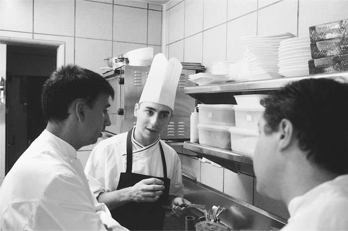 <p><span>Un joven </span><strong>Jordi Roca</strong><span> en la cocina del antiguo</span><strong><span> </span>El Celler</strong><span>, con </span><strong>Joan</strong><span> y </span><strong>Salvador Brugués</strong><span>. </span><strong>Vadó</strong><span> forma parte del equipo de investigación del restaurante, y es co-autor con </span><strong>Joan<span> </span></strong><span>del libro sobre cocina al vacío «</span><em>La cocina al vacío</em><span>«, referente mundial de esta técnica de cocción que respeta los sabores y propiedades de los productos.</span></p>
