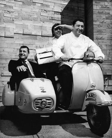 <p><span>Esta fotografía de </span><strong>Daniel Alea</strong><span> define </span><strong>El Celler de Can Roca</strong><span>: un sidecar de tres plazas. Todo es a tres bandas; el restaurante como un triángulo equilátero con los tres vértices de la gastronomía:</span><strong><span> </span>Joan, Josep<span> </span></strong><span>y </span><strong>Jordi</strong><span>; la parte salada, la líquida y la dulce.</span></p>